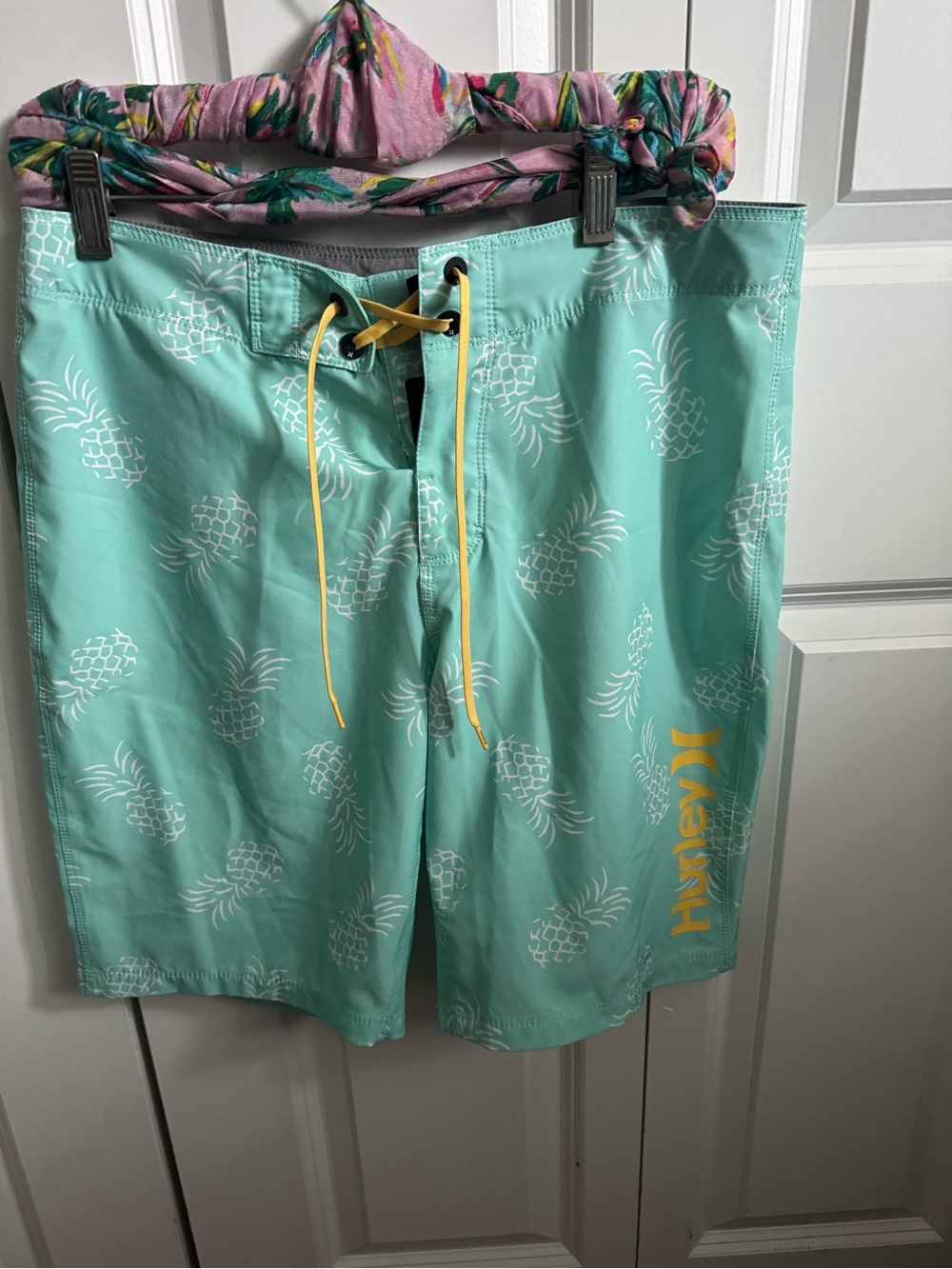 ⭐️ 2 for $20⭐️
Hurley Mint Green Pineapple Boardshorts with Yellow Drawstring